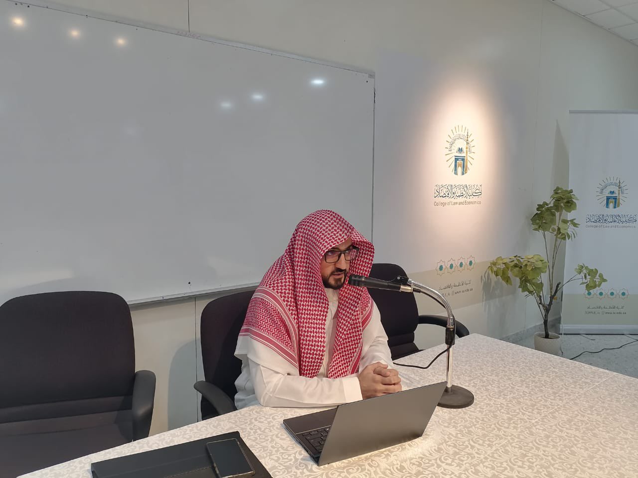 تنفيذ لقاء توعوي لطلاب كلية القانون بالتعاون مع وحدة التوعية الفكرية يوم الثلاثاء 20-جمادى الأولى-1447